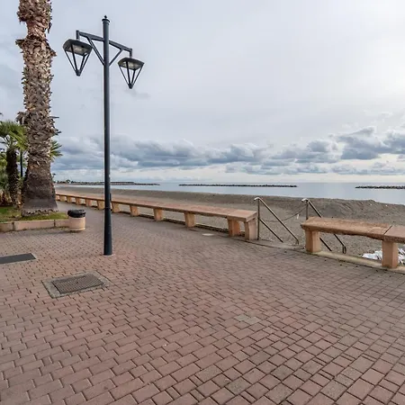 Bilocale Fronte Mare E Parcheggio Privato Appartement *